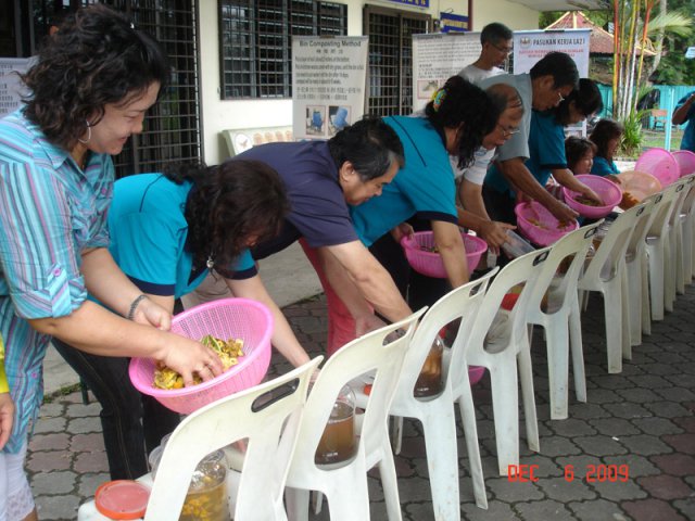 Penduduk Taman Makok belajar membuat BIM dengan sisa buah-buahan pada 6-12-2009